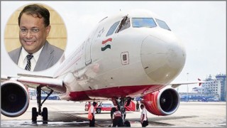 কলকাতায় তথ্যমন্ত্রীর বিমান মৌমাছির কবলে