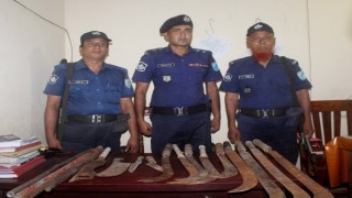 ডাঙ্গায় আ’লীগ নেতার বাগান বাড়ি থেকে ২৫ রাম দা ও ৫ চাপাতি উদ্ধার