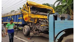 বগুড়ায় দুই ট্রাকের মুখোমুখি সংঘর্ষে তিনজনসহ নিহত ৪