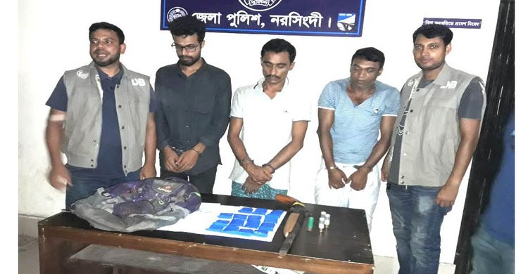অস্ত্র ও ইয়াবাসহ তিন সন্ত্রাসী গ্রেফতার অস্ত্র ও ইয়াবাসহ তিন সন্ত্রাসী গ্রেফতার