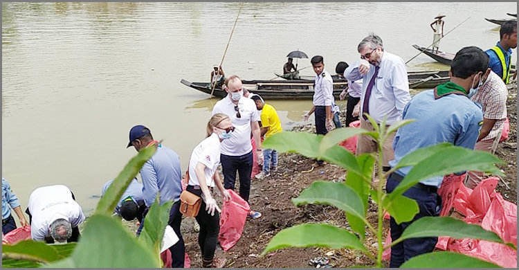 ব্রিটিশ এমপিরা পরিস্কার করলো সুরমা তীরের আবর্জনা ব্রিটিশ এমপিরা পরিস্কার করলো সুরমা তীরের আবর্জনা