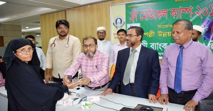 মাধবদীতে ফ্রি মেডিকেল ক্যাম্প অনুষ্ঠিত মাধবদীতে ফ্রি মেডিকেল ক্যাম্প অনুষ্ঠিত