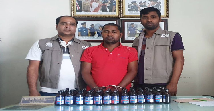 নরসিংদীতে ৬৫ বোতল ফেন্সিডিলসহ একজন গ্রেফতার নরসিংদীতে ৬৫ বোতল ফেন্সিডিলসহ একজন গ্রেফতার