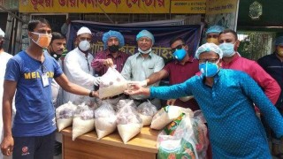 মনোহরদীতে সংবাদপত্রের হকারদের মাঝে খাদ্যসামগ্রী বিতরণ