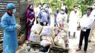 পলাশে বাড়ি বাড়ি পৌঁছানো হচ্ছে এমপির খাদ্যসামগ্রী