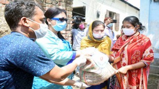 নরসিংদীতে সুবিধাবঞ্চিতদের বাড়িতে খাদ্যসামগ্রী পৌঁছে দিলেন ডিসি