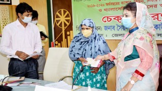 নরসিংদীতে রোগাক্রান্তদের মাঝে চিকিৎসা সহায়তার চেক হস্তান্তর