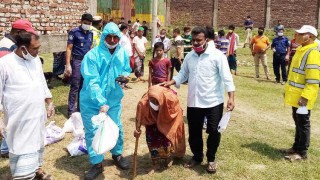 পলাশে বেতনের টাকায় খাদ্যসামগ্রী বিতরণ করলো পুলিশ সদস্যরা