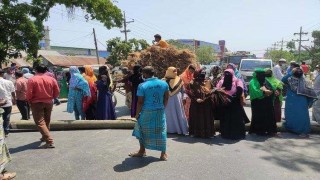 মাধবদীতে বকেয়া বেতন পরিশোধের দাবীতে শ্রমিকদের বিক্ষোভ