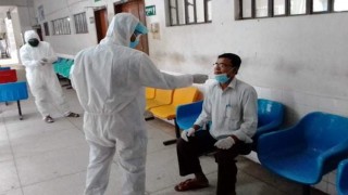 নরসিংদীতে বিনা বেতনে জীবনের ঝুঁকি নিয়ে করোনার নমুনা সংগ্রহ করছেন যারা