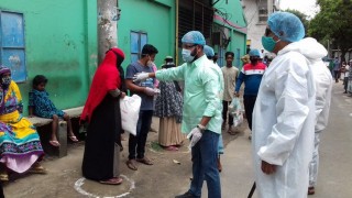 মাধবদীতে কর্মহীন মানুষের মধ্যে খাদ্যসামগ্রী বিতরণ