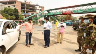 নরসিংদীতে সামাজিক দূরত্ব নিশ্চিতকরণে ভ্রাম্যমান আদালতের অভিযান