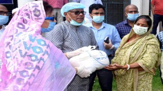 নরসিংদীতে জেলা প্রশাসকের খাদ্যসামগ্রী বিতরণ