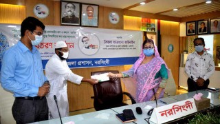 নরসিংদীতে কওমি মাদ্রাসার শিক্ষার্থীদের মাঝে প্রধানমন্ত্রীর চেক হস্তান্তর