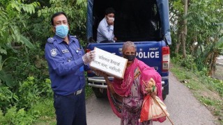 পলাশে ইফতার সামগ্রী নিয়ে পথে পথে থানার ওসি