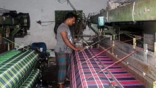 পলাশে ঋণের চাপে অস্তিত্ব সংকটে তাঁতশিল্প