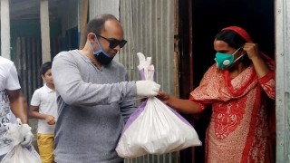 পলাশে সাবেক এমপির পক্ষ থেকে খাদ্যসামগ্রী বিতরণ