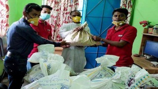 পলাশে পত্রিকার হকারদের মাঝে খাদ্যসামগ্রী বিতরণ