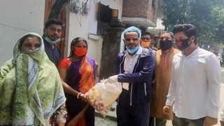 পলাশে বিএনপি নেতার খাদ্যসামগ্রী বিতরণ