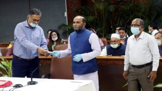 প্রধানমন্ত্রীর ত্রাণ ও কল্যাণ তহবিলে ১ কোটি ১১ লক্ষ টাকার অনুদান মৎস্য ও প্রাণিসম্পদ মন্ত্রীর