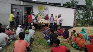 পলাশে সামাজিক সংগঠনের উদ্যোগে খাদ্যসামগ্রী বিতরণ