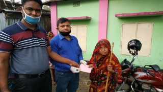 পাঁচদোনায় এনজিও কর্তৃক দুঃস্থদের মধ্য নগদ অর্থ বিতরণ