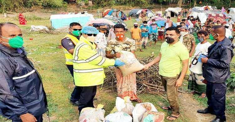 শিবপুরে অনাহারে বেদে সম্প্রদায়, খাদ্যসামগ্রী নিয়ে ছুটে গেলেন ওসি শিবপুরে অনাহারে বেদে সম্প্রদায়, খাদ্যসামগ্রী নিয়ে ছুটে গেলেন ওসি