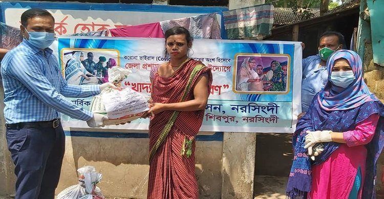 শিবপুরে হিজড়া সম্প্রদায়ের মধ্যে খাদ্য ও নিরাপত্তা সামগ্রী বিতরণ শিবপুরে হিজড়া সম্প্রদায়ের মধ্যে খাদ্য ও নিরাপত্তা সামগ্রী বিতরণ