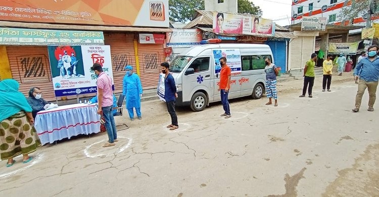 নরসিংদীতে স্বাস্থ্যসেবা দিচ্ছে পুলিশের ভ্রাম্যমান মেডিকেল টিম নরসিংদীতে স্বাস্থ্যসেবা দিচ্ছে পুলিশের ভ্রাম্যমান মেডিকেল টিম
