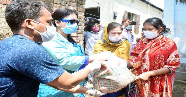 নরসিংদীতে সুবিধাবঞ্চিতদের বাড়িতে খাদ্যসামগ্রী পৌঁছে দিলেন ডিসি নরসিংদীতে সুবিধাবঞ্চিতদের বাড়িতে খাদ্যসামগ্রী পৌঁছে দিলেন ডিসি
