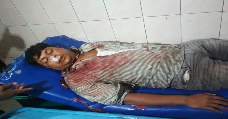 রায়পুরায় চেয়ারম্যান ও তার সন্ত্রাসী বাহিনীর হামলায় সাংবাদিক আহত রায়পুরায় চেয়ারম্যান ও তার সন্ত্রাসী বাহিনীর হামলায় সাংবাদিক আহত