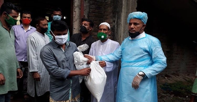 শিবপুরে শিল্পপতির উদ্যোগে ২ হাজার পরিবারে খাদ্যসামগ্রী বিতরণ শিবপুরে শিল্পপতির উদ্যোগে ২ হাজার পরিবারে খাদ্যসামগ্রী বিতরণ