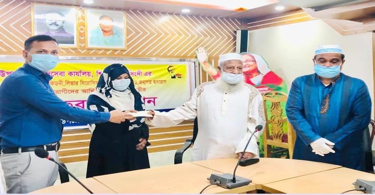 শিবপুরে রোগাক্রান্তদের মধ্যে আর্থিক সহায়তার চেক বিতরণ শিবপুরে রোগাক্রান্তদের মধ্যে আর্থিক সহায়তার চেক বিতরণ