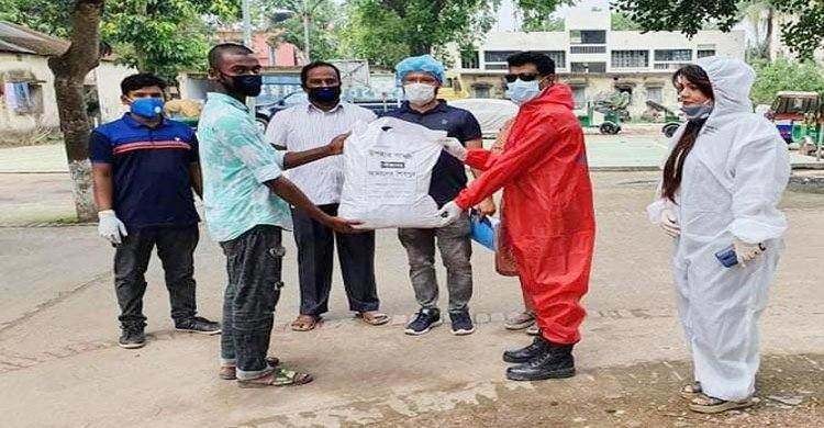 শিবপুরে কর্মহীনদের মধ্যে উপহার সামগ্রী বিতরণ শিবপুরে কর্মহীনদের মধ্যে উপহার সামগ্রী বিতরণ