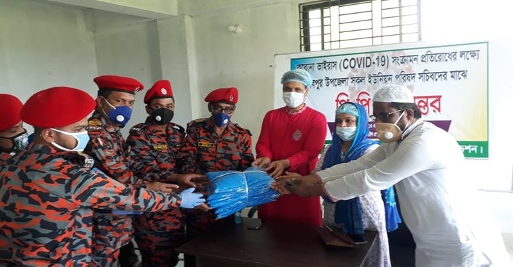 শিবপুরে একটি ফাউন্ডেশনের উদ্যোগে ১৩০ জনকে পি.পি.ই প্রদান শিবপুরে একটি ফাউন্ডেশনের উদ্যোগে ১৩০ জনকে পি.পি.ই প্রদান