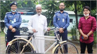 পত্রিকা বিক্রেতাকে সাইকেল দিলেন নরসিংদীর অতিরিক্ত পুলিশ সুপার শাহেদ আহমেদ