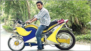 নিজের আবিষ্কৃত ‘গ্যালাক্সি বাইক’ বাজারজাত করতে চান মুন্না নিজের আবিষ্কৃত ‘গ্যালাক্সি বাইক’ বাজারজাত করতে চান মুন্না