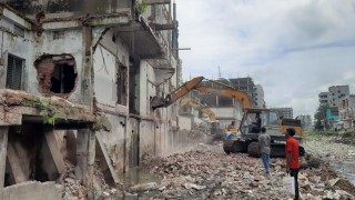 মাধবদীতে ব্রহ্মপুত্র নদ তীরের অবৈধ স্থাপনা উচ্ছেদ করলো প্রশাসন