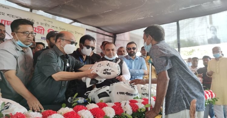 নরসিংদীতে পৌর মেয়রের উদ্যোগে ৫ হাজার পরিবারকে খাদ্যসামগ্রী বিতরণ নরসিংদীতে পৌর মেয়রের উদ্যোগে ৫ হাজার পরিবারকে খাদ্যসামগ্রী বিতরণ