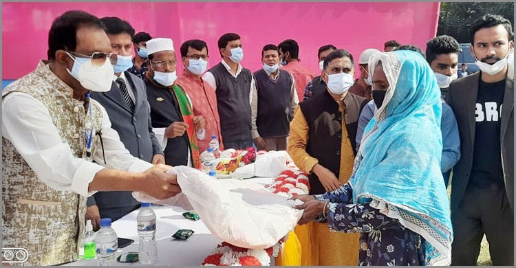 পলাশে উদ্দীপ্ত তারুণ্য’র পক্ষ থেকে শীতবস্ত্র বিতরণ পলাশে উদ্দীপ্ত তারুণ্য’র পক্ষ থেকে শীতবস্ত্র বিতরণ