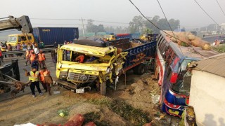 মির্জাপুরে দাড়ানো বাসে ট্রাকের ধাক্কায় ৬ জন নিহত   