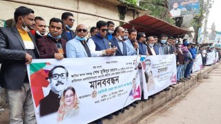 বঙ্গবন্ধুর ভাস্কর্য ভাঙার প্রতিবাদে নরসিংদীতে ব্যবসায়ীদের মানববন্ধন