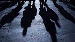 মনোহরদীতে সড়কে বাঁশ ফেলে প্রাইভেটকারে ডাকাতির চেষ্টা