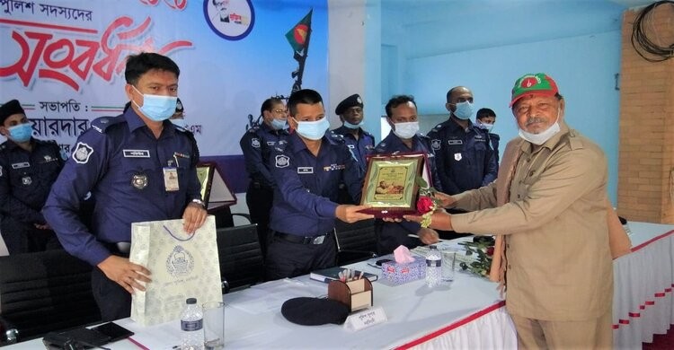 নরসিংদীতে বীর মুক্তিযোদ্ধা ১৪ পুলিশ সদস্যকে সংবর্ধনা প্রদান নরসিংদীতে বীর মুক্তিযোদ্ধা ১৪ পুলিশ সদস্যকে সংবর্ধনা প্রদান