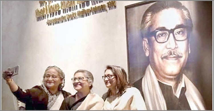 বাবার ছবির সামনে প্রধানমন্ত্রী শেখ হাসিনার সেলফি বাবার ছবির সামনে প্রধানমন্ত্রী শেখ হাসিনার সেলফি