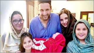 পাঁচ মেয়ের সৌভাগ্যবান পিতা হলেন শহীদ আফ্রিদি