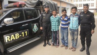 কাভার্ড ভ্যানে ৪৭০ বোতল ফেনসিডিল, গ্রেফতার ৩