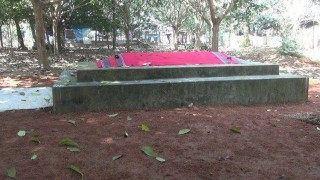 বেলাবতে ৩০ বছরের পুরাতন কবরকে ঘিরে নতুন মাজার, আস্তানা ভেঙ্গে দিলো স্থানীয়রা