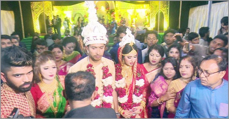 ক্রিকেটার সৌম্যর বিয়েতে মারামারি! ক্রিকেটার সৌম্যর বিয়েতে মারামারি!