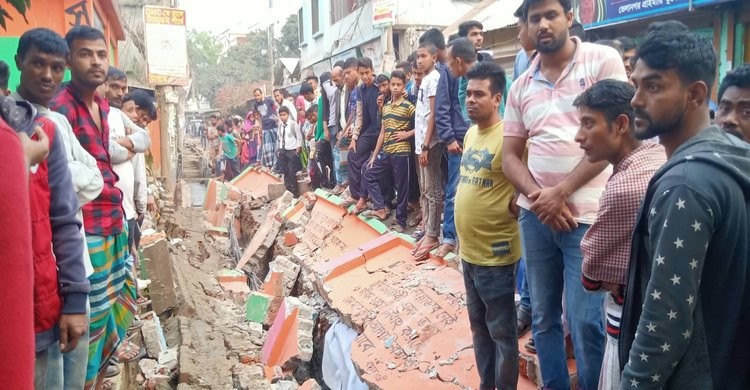 নরসিংদীতে দেয়াল ধসে এক শ্রমিক নিহত, আহত এক নরসিংদীতে দেয়াল ধসে এক শ্রমিক নিহত, আহত এক